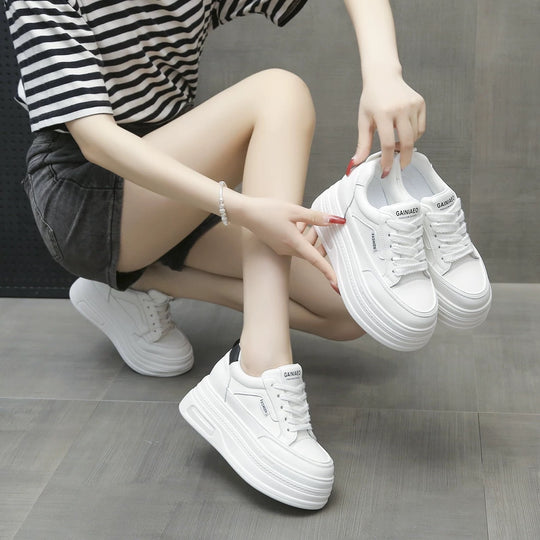 Damen Plateau Sneakers mit ergonomischer Sohle und modischem Design EB