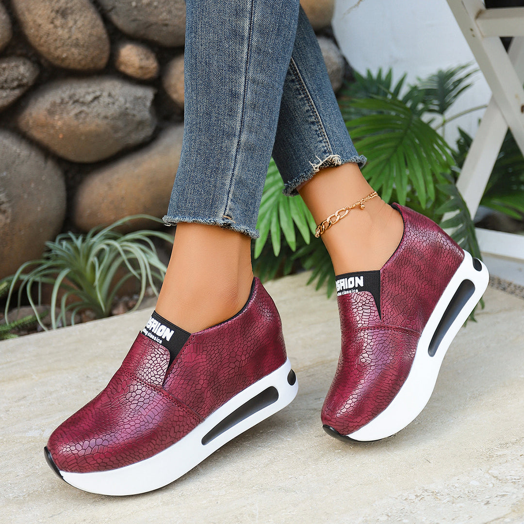 Damen Modische Slip-On Sneakers mit schickem Krokodesign und dämpfendem Fußbett EB