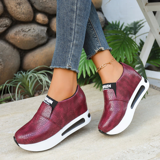 Damen Modische Slip-On Sneakers mit schickem Krokodesign und dämpfendem Fußbett EB