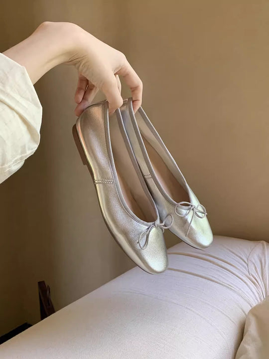 Damen Elegante Ballerinas mit schimmerndem Metallic-Finish und zierlichem Schleifenakzent EB