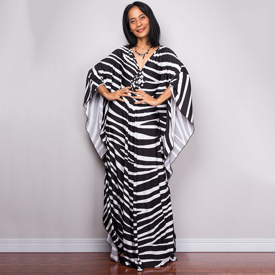 Damen Maxikleid mit kunstvollem Pfauenmuster und seitlichen Schlitzen Heidi Mode