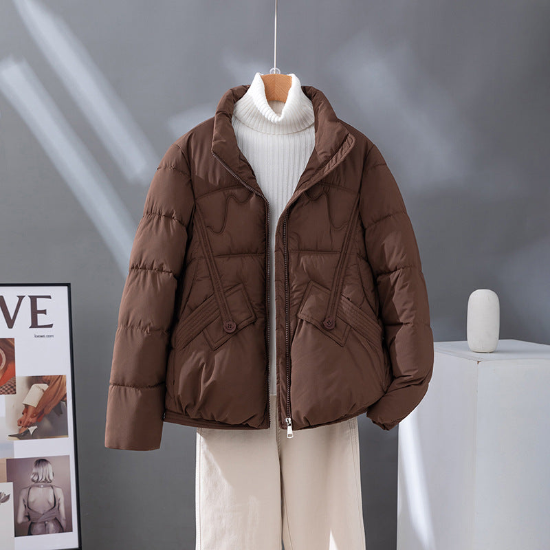 Damen nan kurzer Steppblouson mit hoher Kragenblende, diagonal gesetzten Ziernähten und aufgesetzten Pattentaschen EB