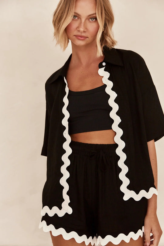 Damen Freizeit Set mit stylischem Kurzarm-Hemd und lässigen Shorts EB