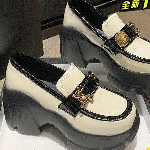 Damen Plateauschuhe mit glänzendem Obermaterial und modischen Applikationen EB