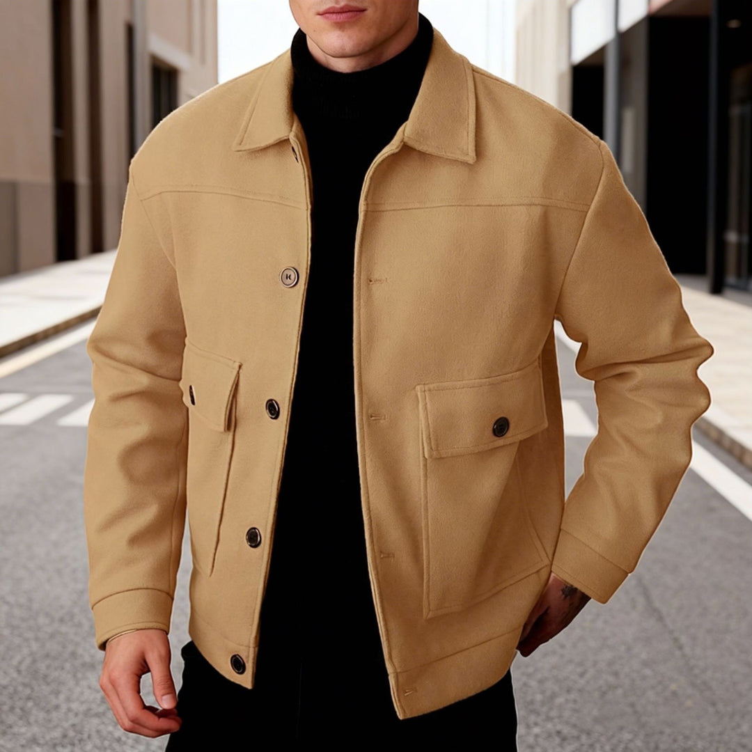 Herren nan kurze Woll-Feldjacke mit Hemdkragen aufgesetzten Pattentaschen und klarer Silhouette EB