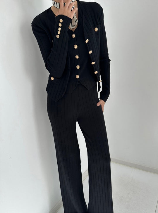 Damen elegantes gestricktes Ensemble mit Knopfdetaillierung EB