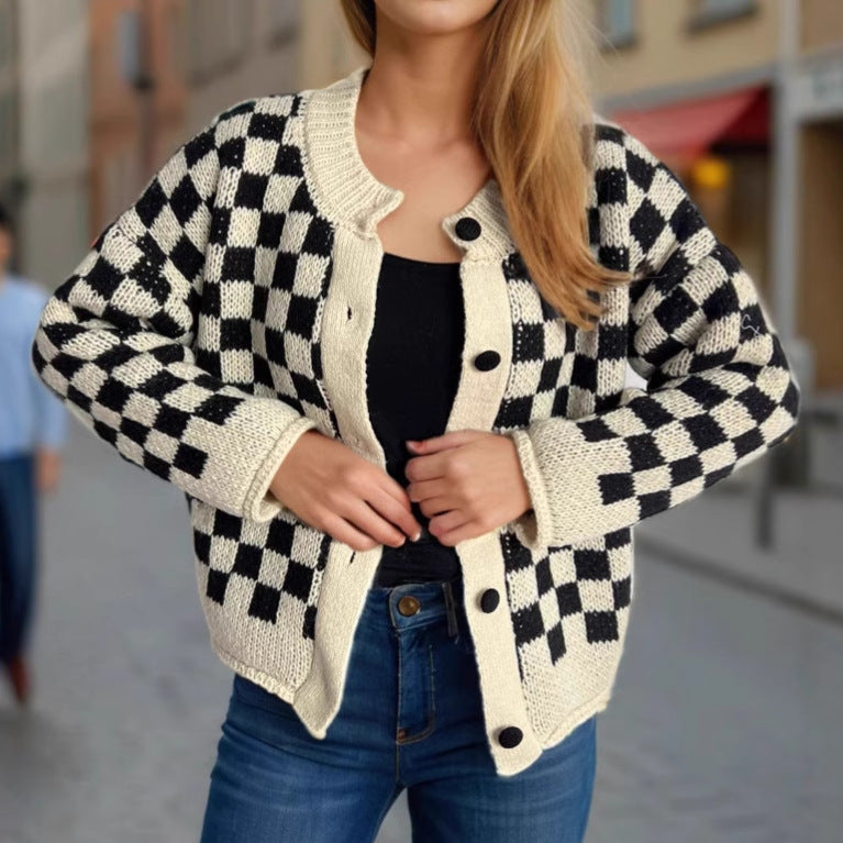 Damen Grobstrickjacke mit modernem Karomuster und praktischen Knopfdetails EB