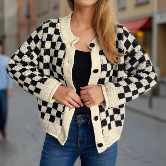 Damen Grobstrickjacke mit modernem Karomuster und praktischen Knopfdetails EB