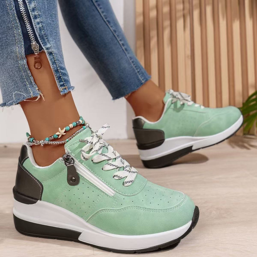 Damen sportive Plateau-Wedgesneaker mit seitlichem Zipper, perforiertem Nubuklook und dämpfender EVA-Sohle EB