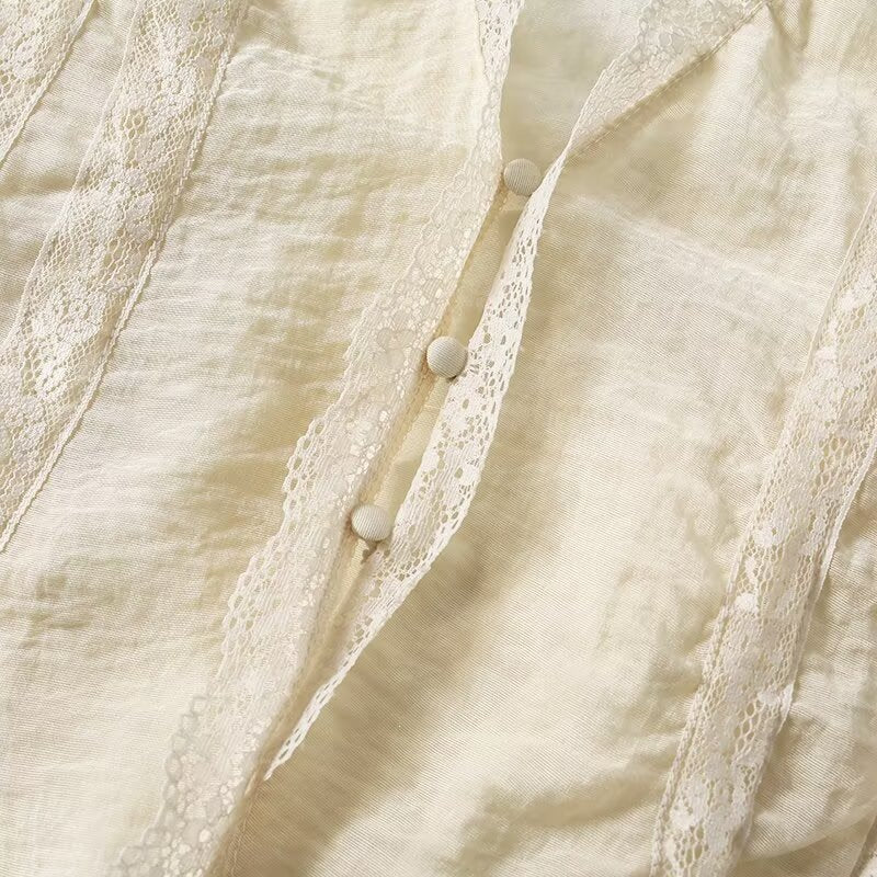 Damen-Spitzenoberteil mit eleganten Rüschendetails und Knopfverschlüssen EB