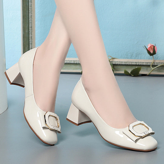 Damen Klassische Pumps mit phantasievollem Metallakzent und komfortablem Blockabsatz EB