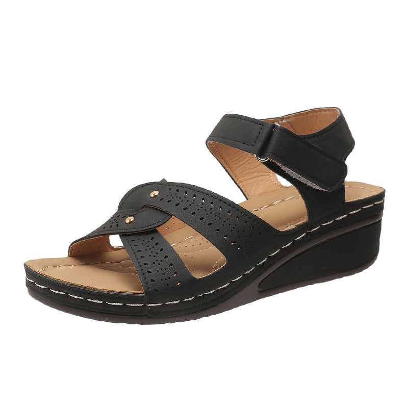 Damen Wedge-Sandalen mit perforierten Riemen und ergonomischem Fußbett EB