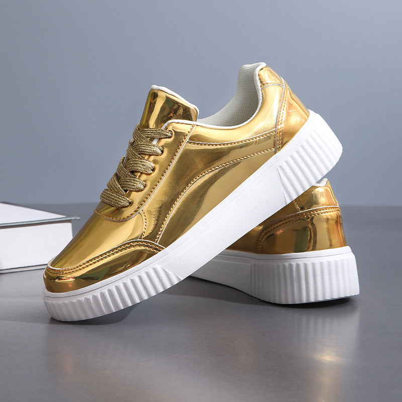Damen nan niedrig geschnittener Sneaker mit spiegelnder Lackoberfläche, gepolstertem Schaft und erhöhter Laufsohle mit Rillenprofil EB