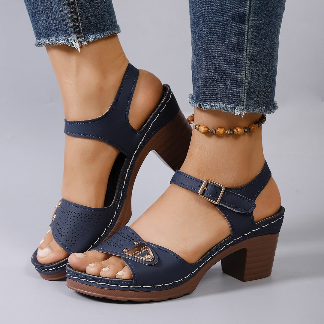 Damen elegante Sandalen mit geschmackvollem Metallic-Detail EB