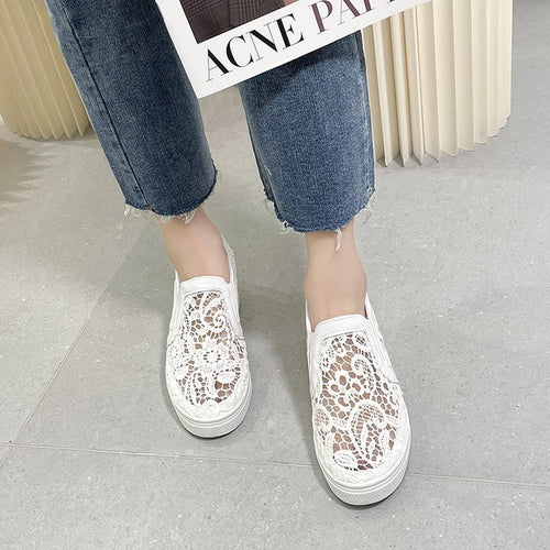 Damen Slip-On Sneaker mit eleganter Spitzenstruktur und komfortablem Fußbett EB
