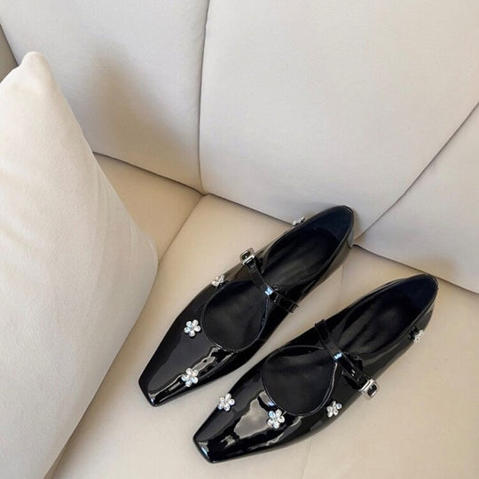 Damen Ballerina-Schuhe mit floralem Schmuckdetail und elegantem Riemendesign EB