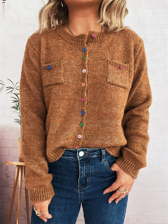 Damen Strickjacke mit bunten Knopfdetails und praktischen Taschen EB
