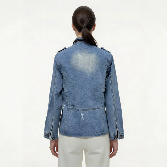 Damen nan taillierte Military-Denimjacke mit Stehkragen, aufgesetzten Pattentaschen und dezenten Used-Details EB