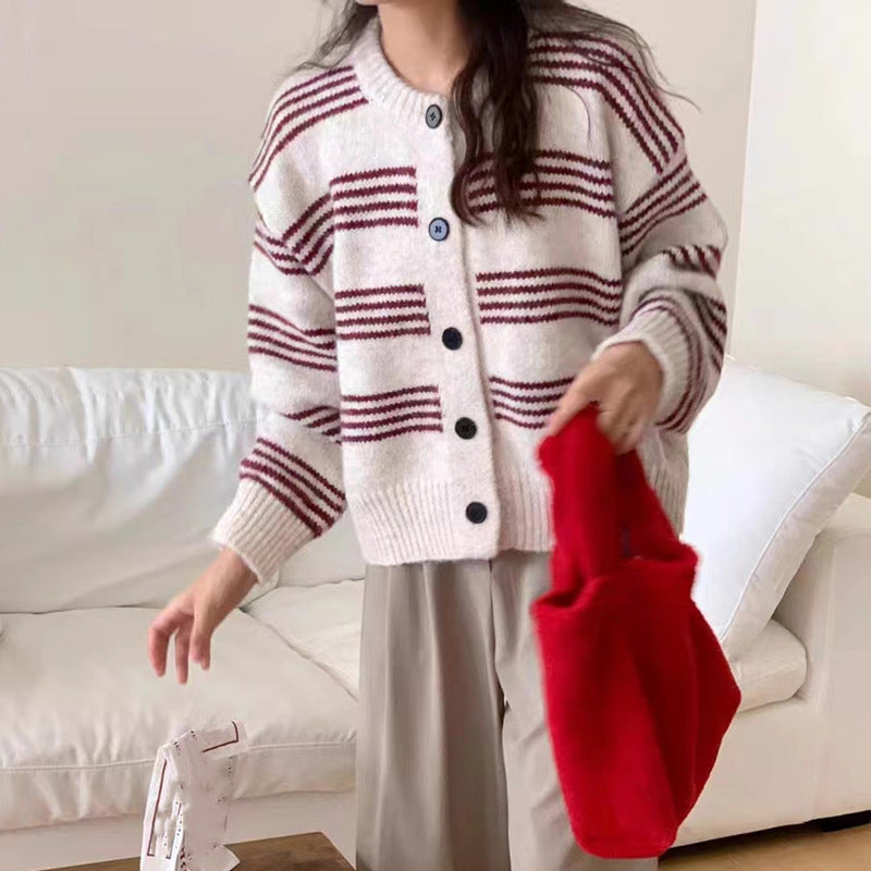 Damen modische Strickjacke mit feiner Streifenstruktur und dekorativen Knöpfen EB