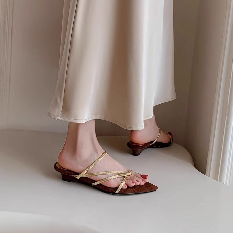Damen elegante flache Sandalen mit geschwungenem Riemendesign EB