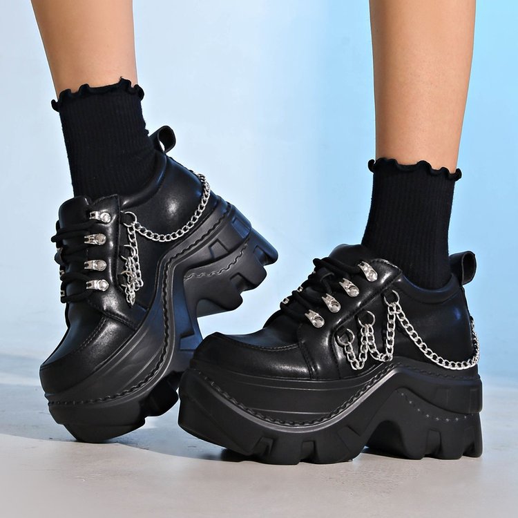Damen Chunky Sneaker mit glanzvollen Kettenakzenten EB