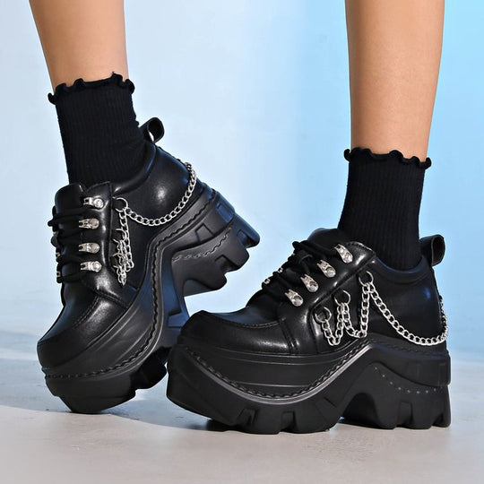 Damen Chunky Sneaker mit glanzvollen Kettenakzenten EB