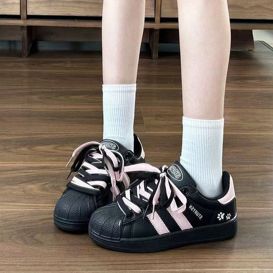 Damen Sneakers im sportlichen Retro-Design mit auffälligen Schnürsenkeln EB