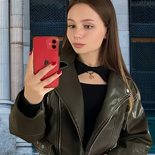 Damen Kunstleder Bikerjacke mit weitem Schnitt und umfangreichen Details EB