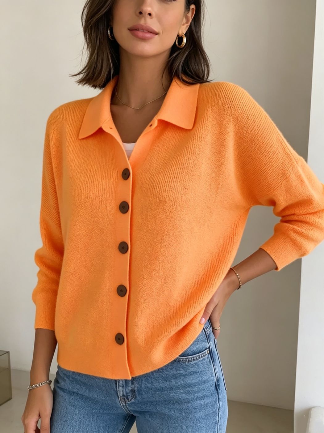Damen Feinstrick-Cardigan mit Hemdkragen, entspannter Silhouette und Holzknöpfen EB