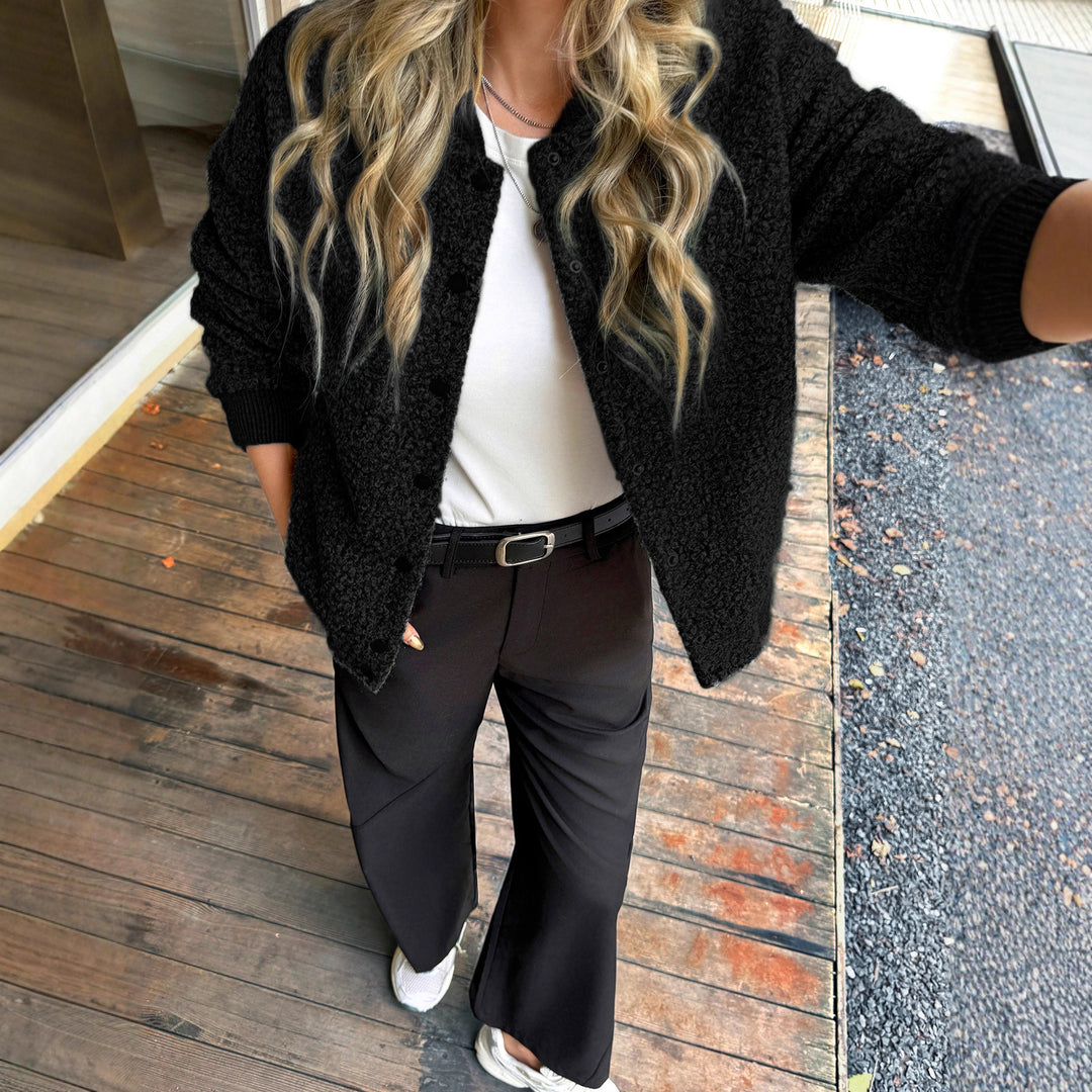 Damen nan kurzer Satin-Trench mit doppelreihiger Knopfleiste, aufgesetzten Pattentaschen und geknöpften Ärmelmanschetten EB