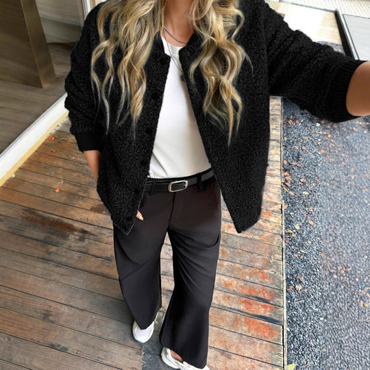 Damen nan kurzer Satin-Trench mit doppelreihiger Knopfleiste, aufgesetzten Pattentaschen und geknöpften Ärmelmanschetten EB