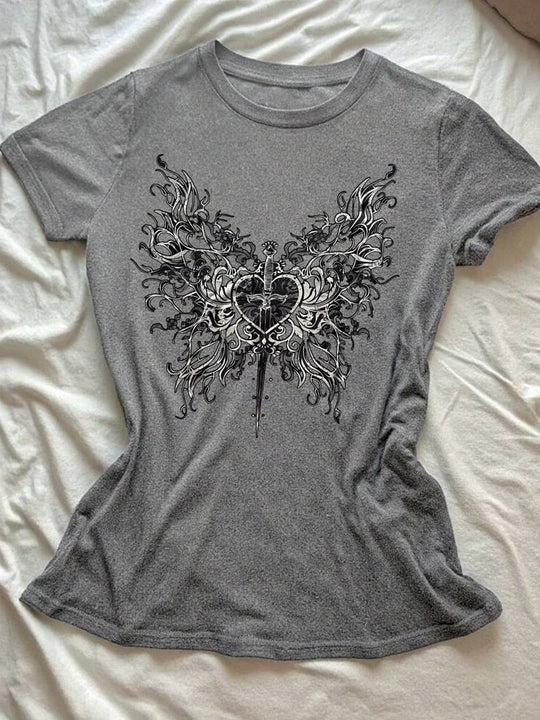 Damen T-Shirt mit künstlerischem Schmetterlingsdesign und herzförmigem Akzent EB