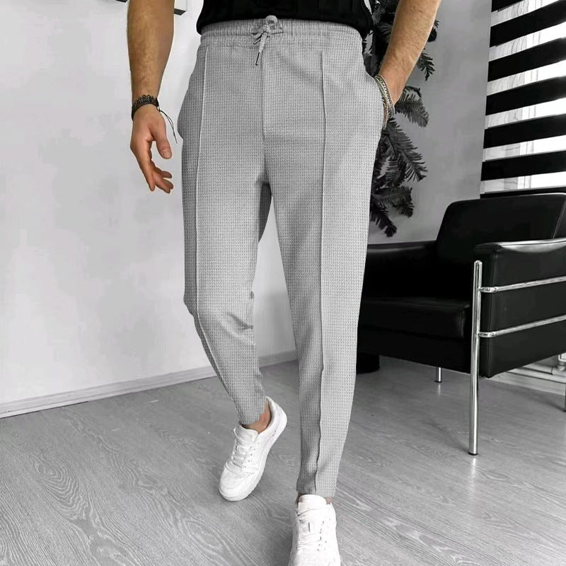 Herren nan schmal zulaufende Jogging-Chino aus strukturierter Webqualität mit elastischem Tunnelzugbund und dekorativer Bügelfalte EB