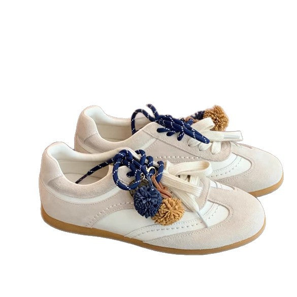 Damen modische Freizeit-Sneaker mit dekorativen Pompons und innovativem Schnürsystem EB