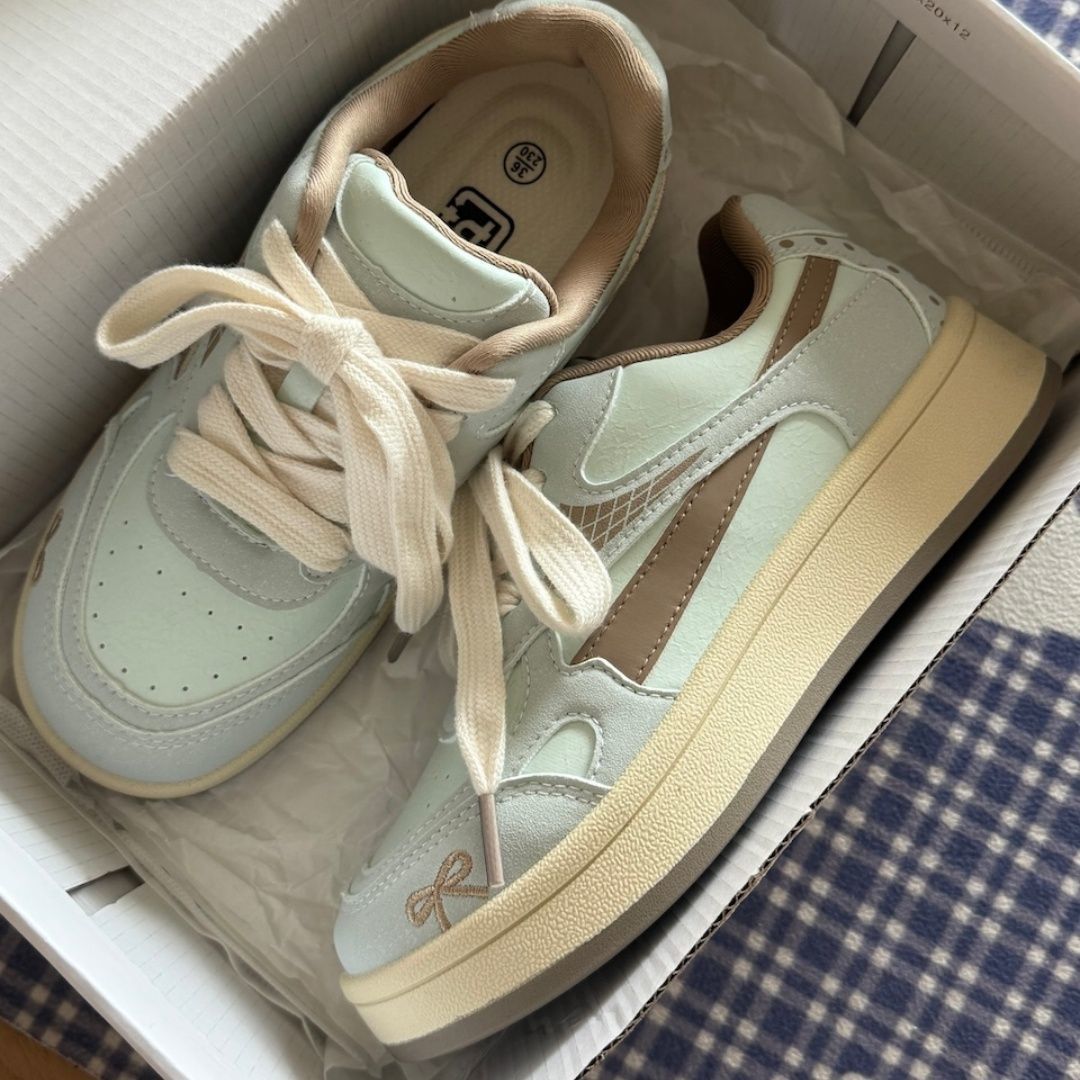 Damen Sneakers mit verspielt-nostalgischem Design EB