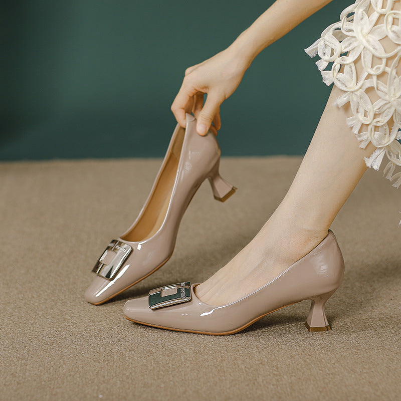 Damen Hochfront-Pumps mit blockiertem Absatz und stilvollem Schmuckelement EB