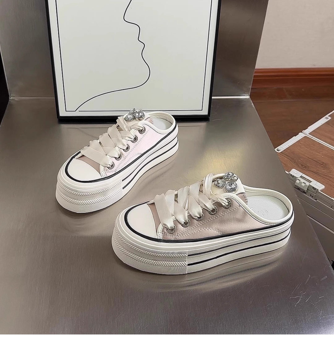 Damen Plateau Sneaker mit glänzenden Akzenten und modischem Schnürdesign EB