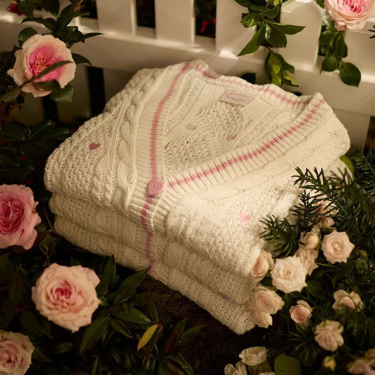 Damen nan grob gestrickter V-Ausschnitt-Cardigan mit Herzapplikationen und dekorativen Herzknöpfen EB