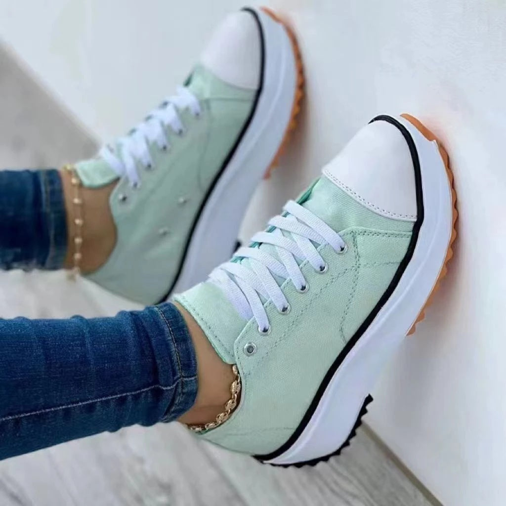 Damen Plateau-Sneaker mit Canvas-Obermaterial, verstärkter Zehenkappe und profilierter Gummilaufsohle EB