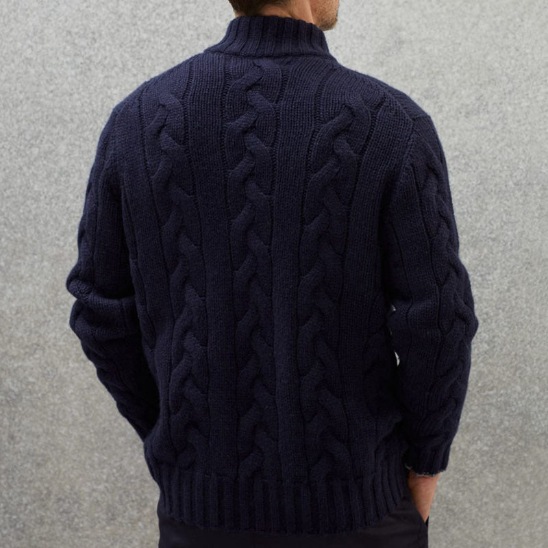 Herren Strickjacke mit dekorativem Zopfdesign und hohem Stehkragen EB