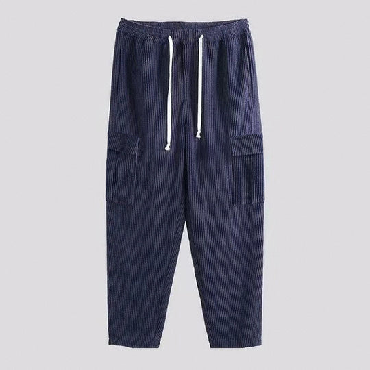 Herren nan Cordhose im Joggerstil mit elastischem Tunnelzugbund, aufgesetzten Cargo-Klappentaschen und schmal zulaufendem Bein EB