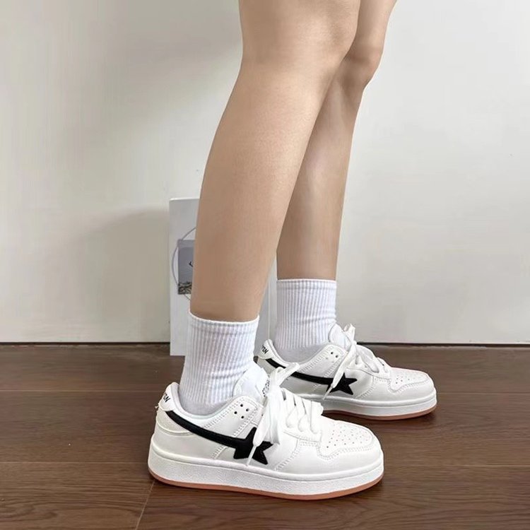 Damen Sportliche Sneaker mit modernem Design und atmungsaktiver Schwarz-Weiß-Kombination EB