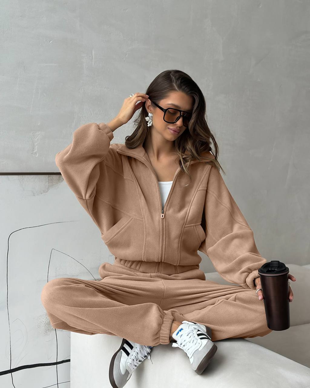 Damen kurzes Reißverschluss-Hoodie mit elastischem Bund und schmal zulaufender High-Waist-Jogginghose aus schwerem French-Terry Eichborn Berlin