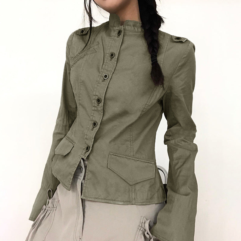 Damen nan taillierte Utility‑Militärjacke mit Stehkragen, Schulterpatten und aufgesetzten Pattentaschen EB