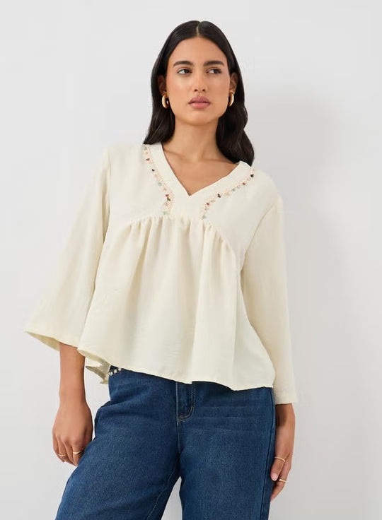 Damen Lockeres V‑Ausschnitt Blusentop mit Stickdetail und Empire‑Raffung EB