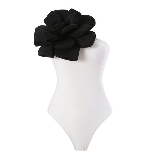 Damen Eleganter Badeanzug mit großem Blumen-Detail und transparentem Überrock EB