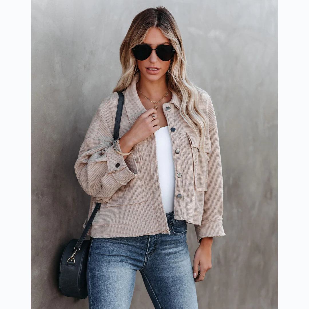 Damen Modische Kurzjacke mit einzigartigem Strukturmuster und praktischen Taschen EB