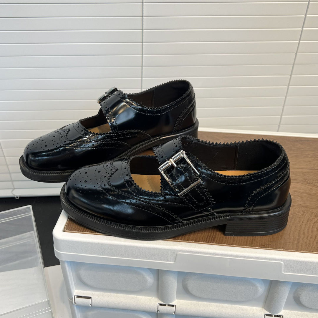 Damen Elegante Ballerinas mit modischem Schnallenverschluss und feiner Perforation EB