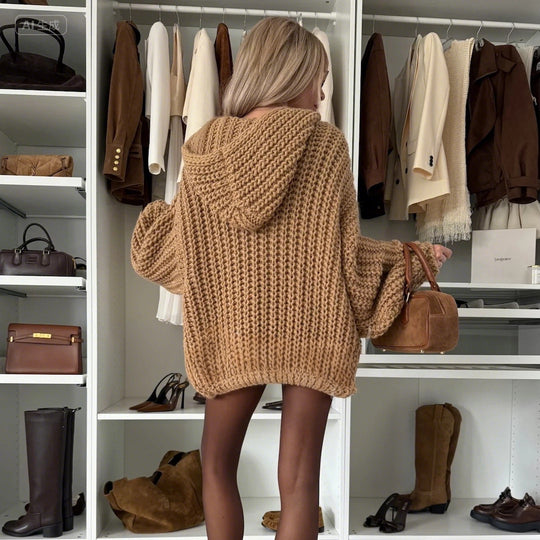 Damen Oversized Strickcardigan mit Kapuze, grob gestricktem Chunky-Garn und Knopfleiste Eichborn Berlin