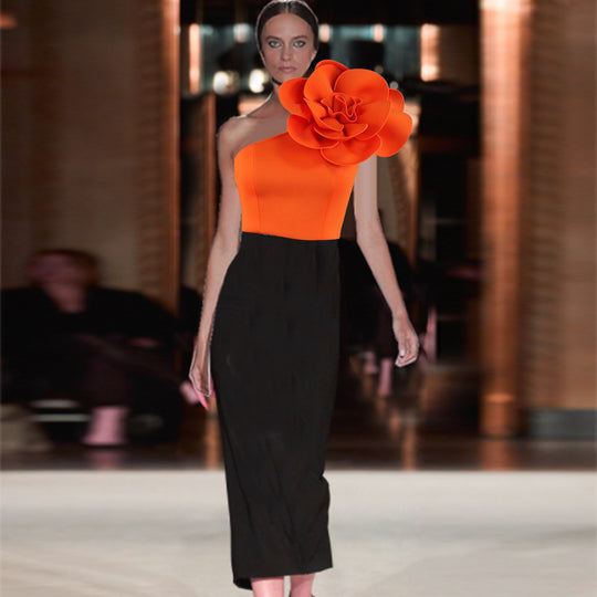 Damen figurbetontes Kleid mit asymmetrischem Blumenakzent EB